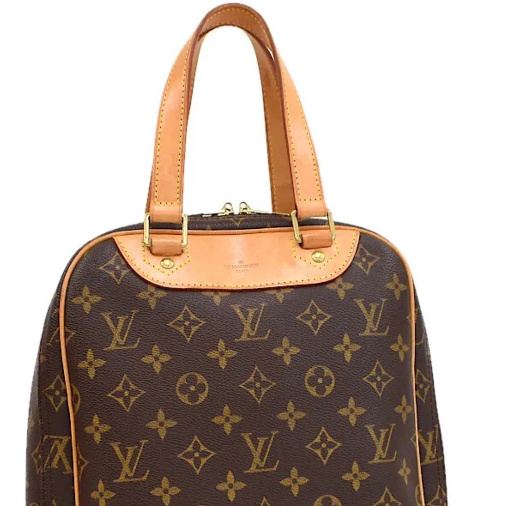 Authentic LV Excursion bag in Excellent pre-loved condition